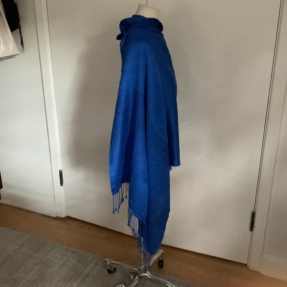 Pashmina wrap or decorative throw - Picture 2 of 6